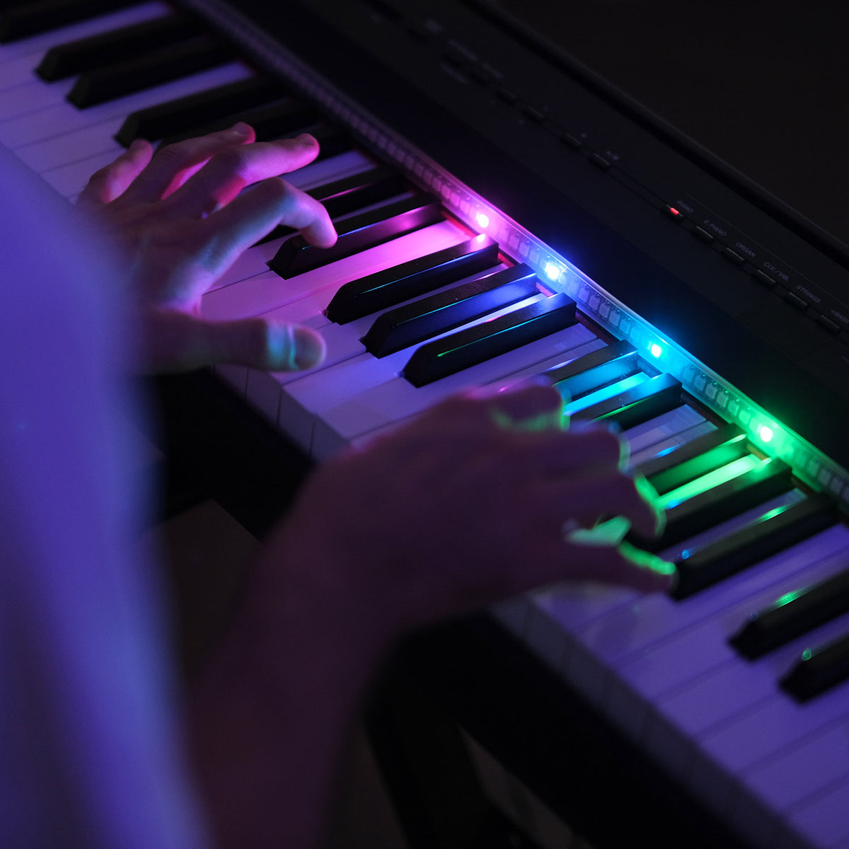 Une simple petite lumière rend l'apprentissage du piano beaucoup